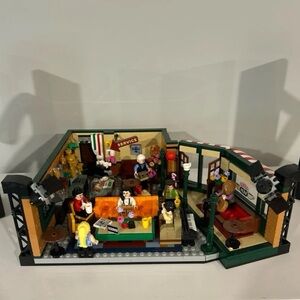 LEGO Friends Central Perk Building Kit